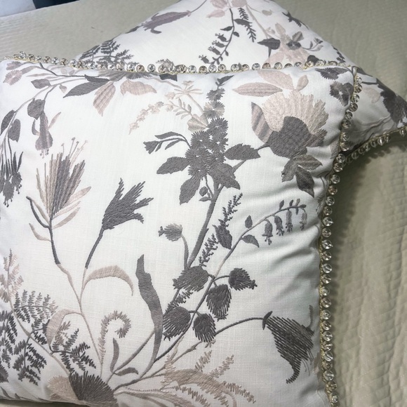 EASTERN ACCENTS / NAOMI FLORAL ACCENT PILLOW IN LILAC (2 Pillows) - Picture 16 of 16